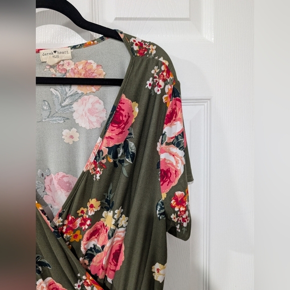 Derek Heart Plus Green Floral Short Sleeve Faux Wrap Dress in Size 2X - Picture 4 of 9